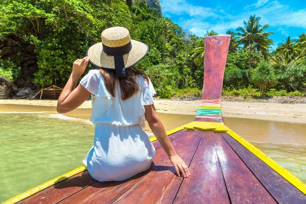 Mulher Viajante Feliz Relaxando Barco Perto Ilha Tropical — Fotografia de Stock