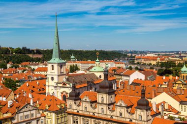 Panoramik hava görünümünde Prag bir güzel yaz günü, Çek Cumhuriyeti