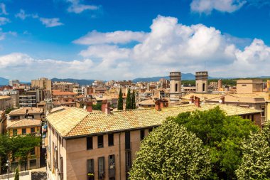 Girona 'nın panoramik hava manzarası, güzel bir yaz günü, Katalonya, İspanya
