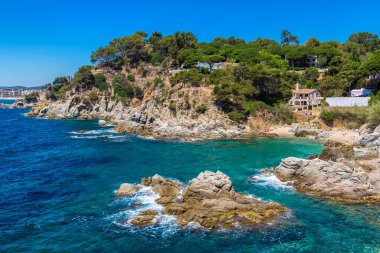 Sahil Lloret de Mar içinde bir güzel yaz gün, Costa Brava buzlu,