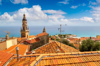 Panoramik Menton üzerinde Fransız Riviera bir güzel yaz günü, Fransa
