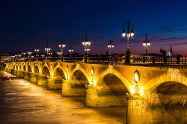 Pont de Pierre, Bordeaux 'daki eski taş köprü Fransa' nın güzel bir yaz gecesinde