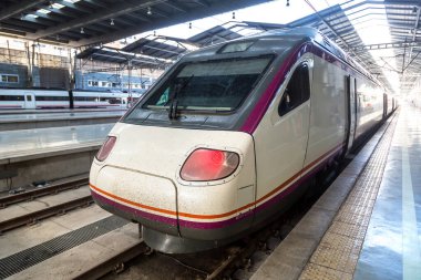 Güzel bir yaz gününde, Malaga 'daki tren istasyonu, İspanya