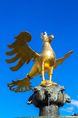 Market Çeşmesi ve Goslar 'da altın kartal güzel bir yaz günü, Almanya' da