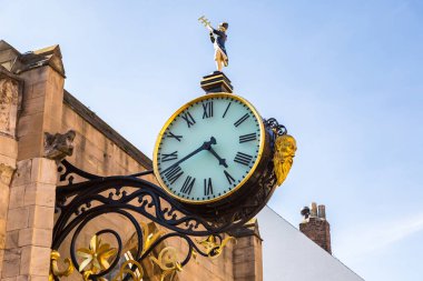 Kuzey Yorkshire, İngiltere 'de güzel bir yaz gününde York' taki St. Martin-Le-Grand Kilisesi 'nin saati.