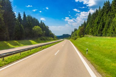 Almanya'da, bir güzel yaz günü Bavyera'da asfalt yol