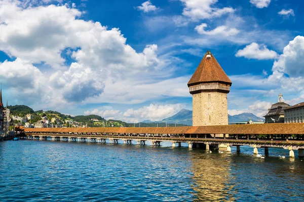 Διάσημη Γέφυρα Chapel Λουκέρνη Μια Όμορφη Καλοκαιρινή Μέρα Ελβετία — Φωτογραφία Αρχείου