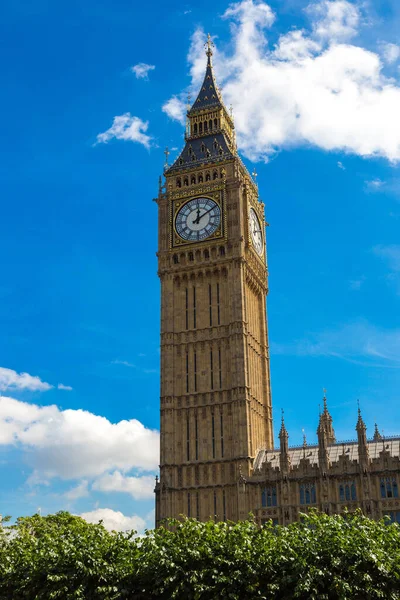 Close Big Ben Clock Tower Cloudy Sky London Beautiful Summer — Stock fotografie