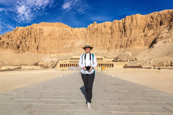Woman Traveler Temple Queen Hatshepsut Valley Kings Egypt — Stok fotoğraf