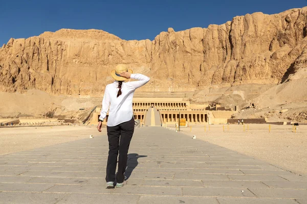 エジプトの王の谷ハトシェプスト女王の寺院で女性旅行者 — ストック写真