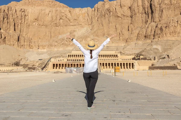 Viajera Templo Reina Hatshepsut Valle Los Reyes Egipto — Foto de Stock