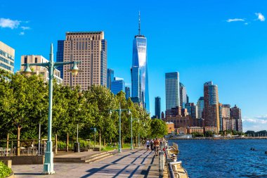 NEW YORK CITY, ABD - 15 Mart 2020: Manhattan şehir merkezi ve Hudson nehrinin panoramik manzarası, ABD