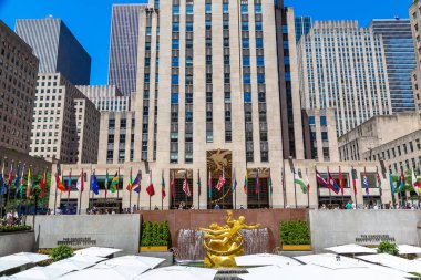 NEW YORK CITY, ABD - 15 Mart 2020: Manhattan, New York 'taki Rockefeller Center' da Prometheus Heykeli, ABD