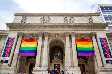 NEW YORK CITY, ABD - 15 Mart 2020: New York Halk Kütüphanesi ve gökkuşağı lgbt bayrağı, New York, ABD