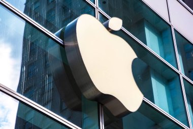 NEW YORK CITY, ABD - 15 Mart 2020: New York, ABD 'deki Apple Fifth Avenue' de Apple mağaza logosu