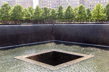 NEW YORK CITY, ABD - 29 Mart 2020: 9 / 11 Memorial Park New York, New York, ABD