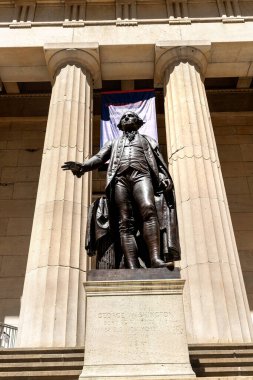 NEW YORK CITY, ABD - 15 Mart 2020: Federal Hall and Washington Heykeli Manhattan, New York City, ABD