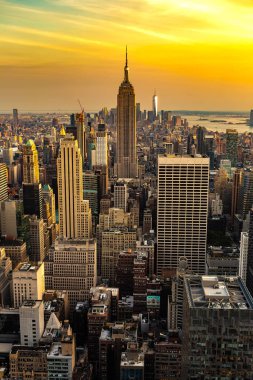 NEW YORK CITY, ABD - 15 Mart 2020: New York City, ABD 'de günbatımında Manhattan' ın panoramik hava manzarası