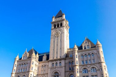 WASHINGTON DC, ABD - 29 Mart 2020: Trump International Hotel (Eski Postane Müzesi) güneşli bir günde, ABD