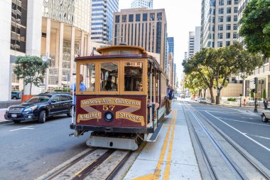 SAN FRANCISCO, ABD - 29 Mart 2020: San Francisco, Kaliforniya, ABD 'deki Cable Car tramvayı