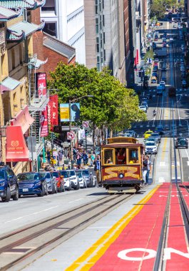 SAN FRANCISCO, ABD - 29 Mart 2020: San Francisco, Kaliforniya, ABD 'deki Cable Car tramvayı