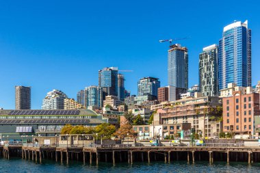 SEATTLE, ABD - 29 Mart 2020: Güneşli bir günde, Washington, ABD 'de Seattle şehir manzarasının panoramik görüntüsü