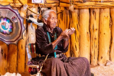 ARIZONA, ABD - 29 Mart 2020: Navajo ulus rezervasyonundaki yaşlı Navajo kadını Arizona, Monument Valley, ABD