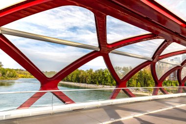 CALGARY, CANADA - 2 Nisan 2020: Güneşli bir günde Kanada 'nın Calgary şehrinde Bow Nehri üzerindeki Barış Köprüsü