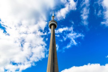 TORONTO, Kanada - 2 Nisan 2020: Güneşli bir günde Toronto 'daki CN Kulesi, Ontario, Kanada