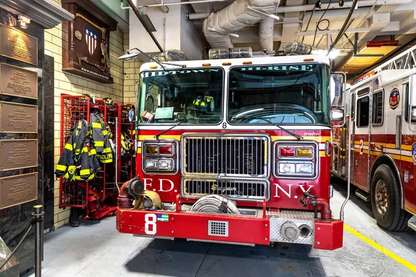 New York City Usa Maart 2020 Brandweerwagen Geparkeerd Brandweerkazerne Manhattan — Stockfoto