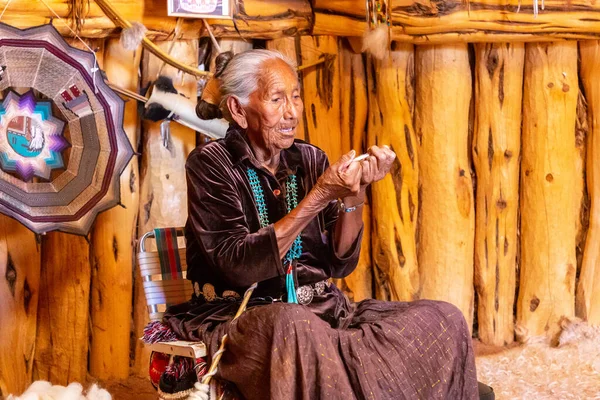 Stock image ARIZONA, USA - MARCH 29, 2020: Old Navajo woman in Navajo nation reservation at Monument Valley, Arizona, USA