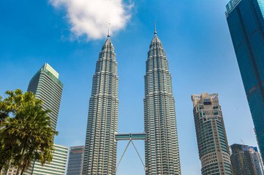 KUALA LUMPUR, MALAYSIA - 25 Şubat 2020: Petronas Kuala Lumpur, Malezya 'da güneşli bir günde