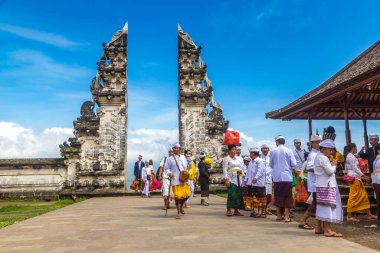 BALI, INDONEZYA - 27 Şubat 2020: Pura Penataran Agung Lempuyang tapınağındaki antik kapı ve Endonezya 'nın Bali kentindeki Agung volkanı