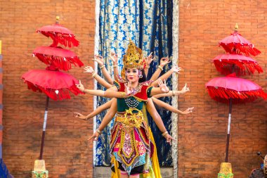 BALI, INDONEZYA - 28 Şubat 2020: Endonezya Bali 'deki GWK Garuda Wisnu Kencana Kültür Parkı' nda geleneksel bale dansı