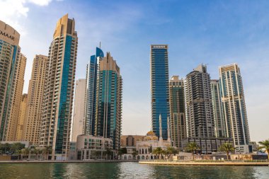 DUBAI, BAE - 5 Nisan 2020 Dubai Marina güneşli bir günde, Dubai, Birleşik Arap Emirlikleri
