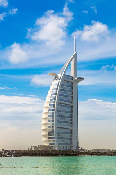 ドバイ アラブ首長国連邦 2020年1月31日 ドバイ初の7つ星高級ホテル アラブ首長国連邦の晴れた日に — ストック写真