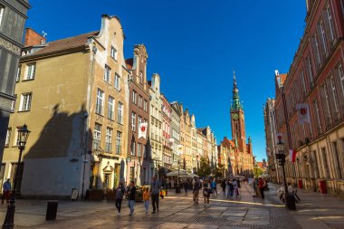 GDANSK, POLAND - 7 Eylül 2022: Polonya 'nın Gdansk kentindeki eski bir kasaba ve belediye binasında sokak