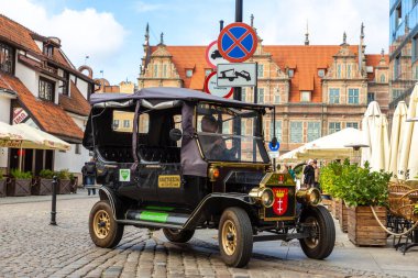 GDANSK, POLAND - 7 Eylül 2022: Polonya 'nın Gdansk kentindeki güzel eski bir kasabayı gezmek için eski model bir araba