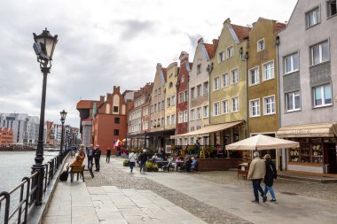 GDANSK, POLAND - 7 Eylül 2022: Güneşli bir günde Gdansk 'taki eski kasaba, Polonya