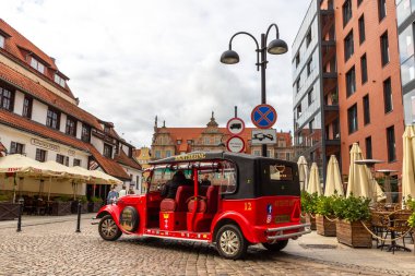 GDANSK, POLAND - 7 Eylül 2022: Polonya 'nın Gdansk kentindeki güzel eski bir kasabayı gezmek için eski model bir araba