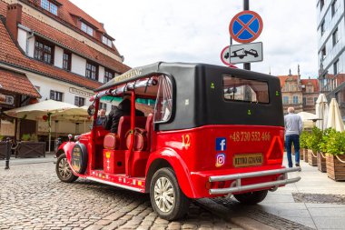 GDANSK, POLAND - 7 Eylül 2022: Polonya 'nın Gdansk kentindeki güzel eski bir kasabayı gezmek için eski model bir araba