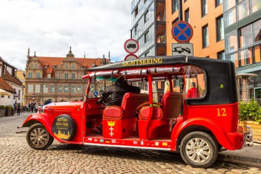 GDANSK, POLAND - 7 Eylül 2022: Polonya 'nın Gdansk kentindeki güzel eski bir kasabayı gezmek için eski model bir araba