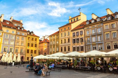 VARŞAN, POLAND - 19 Eylül 2022 Varşova 'nın Varşova meydanında gün batımında, Polonya