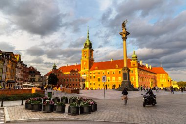 WARsaw, POLAND 19 Eylül 2022, Varşova, Polonya 'da gün batımında Kraliyet Kalesi ve Sigismund sütunları