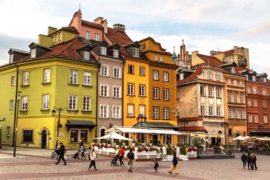 VARŞAN, POLAND - 19 Eylül 2022 Varşova 'nın Varşova meydanında gün batımında, Polonya