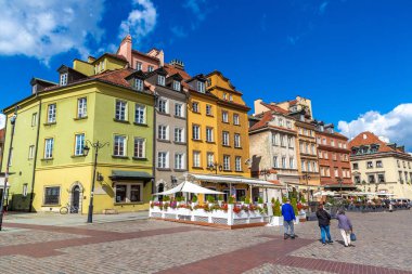 VARŞAN, POLAND - 19 Eylül 2022: güneşli bir günde Varşova 'da eski bir kasaba meydanı, Polonya