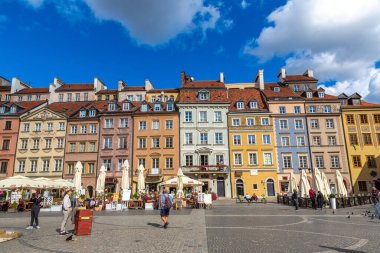 VARŞAN, POLAND - 19 Eylül 2022: güneşli bir günde Varşova 'da eski bir kasaba meydanı, Polonya