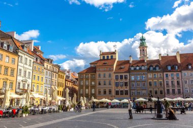 VARŞAN, POLAND - 19 Eylül 2022: güneşli bir günde Varşova 'da eski bir kasaba meydanı, Polonya