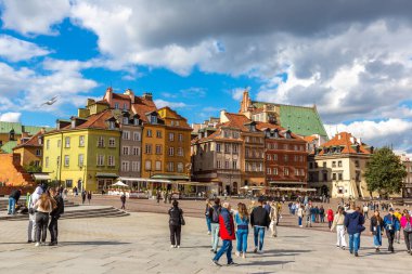 VARŞAN, POLAND - 19 Eylül 2022: güneşli bir günde Varşova 'da eski bir kasaba meydanı, Polonya