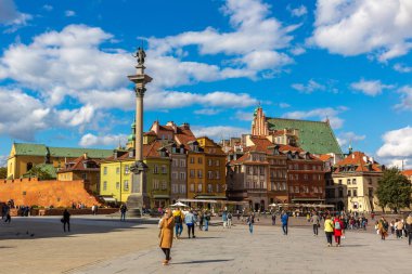 WARsaw, POLAND - 19 Eylül 2022 Varşova 'da güneşli bir günde Varşova, Polonya' da eski bir kasaba meydanı ve Sigismund sütunu